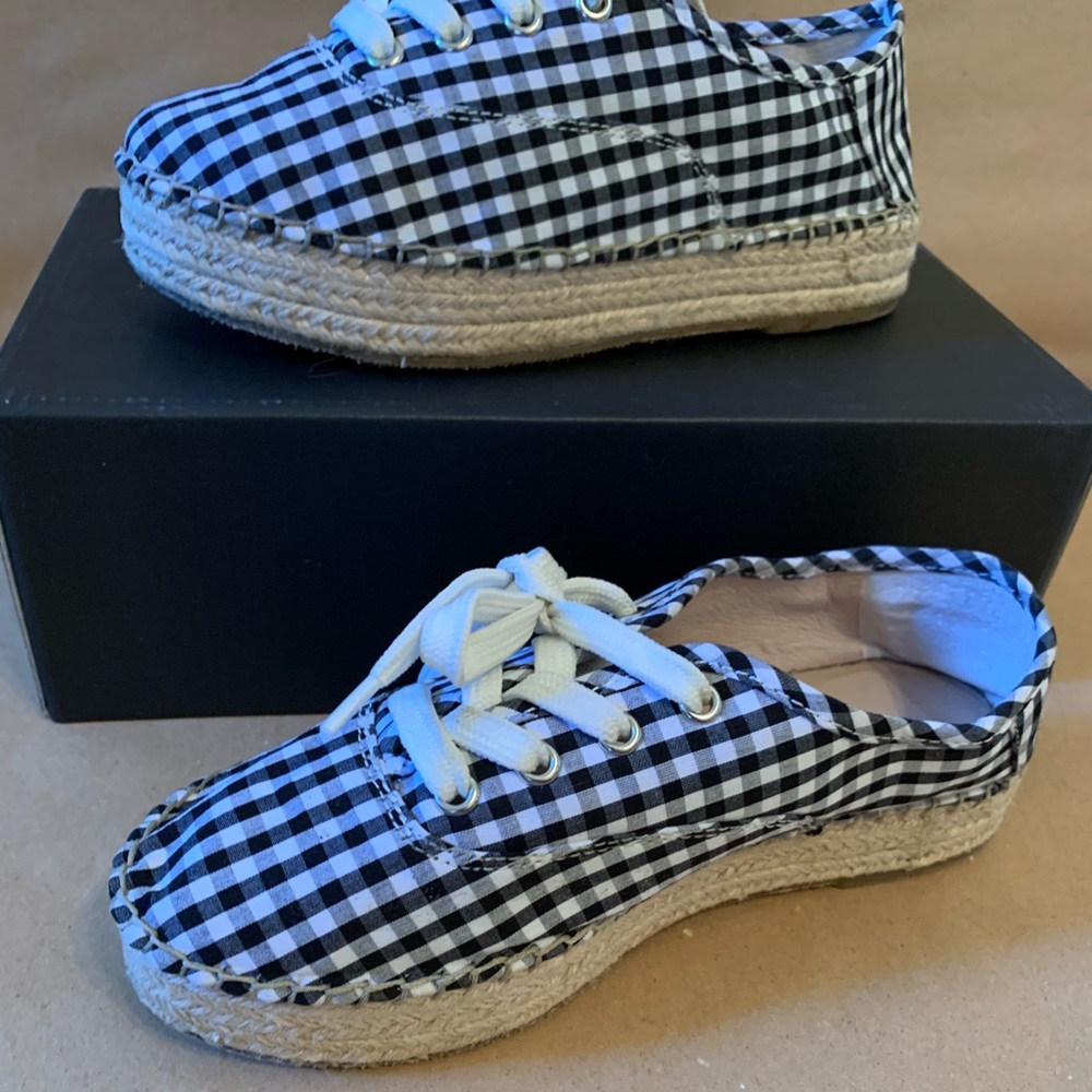 Brand new size 6 platform shoe